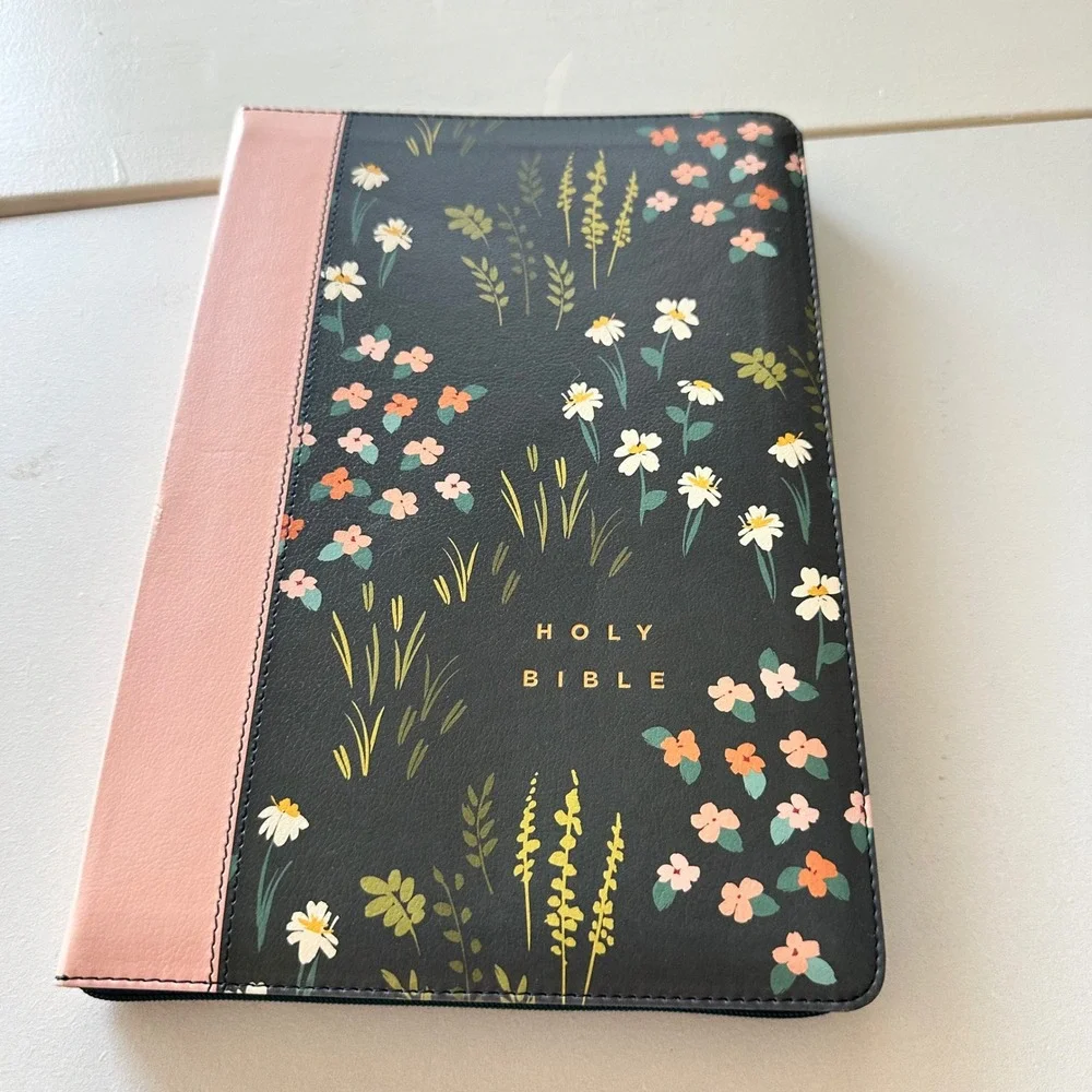 Tyndale NLT Thinline Reference Bible Large Print Floral Zippered Never Used Boho